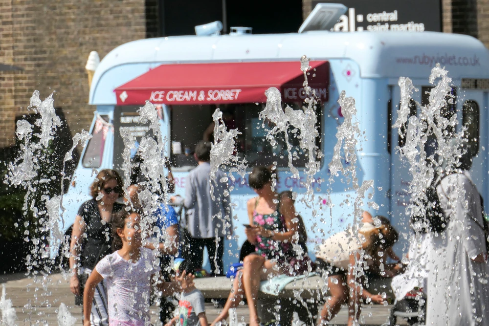 London heatwave with fountains and ice cream