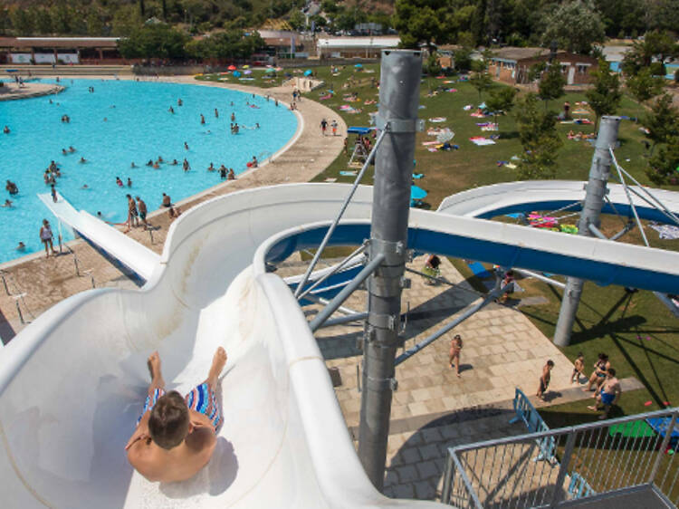 Aquesta piscina gegant al costat de Barcelona té tobogans per a petits i grans (i l'entrada no arriba a 10 euros!)