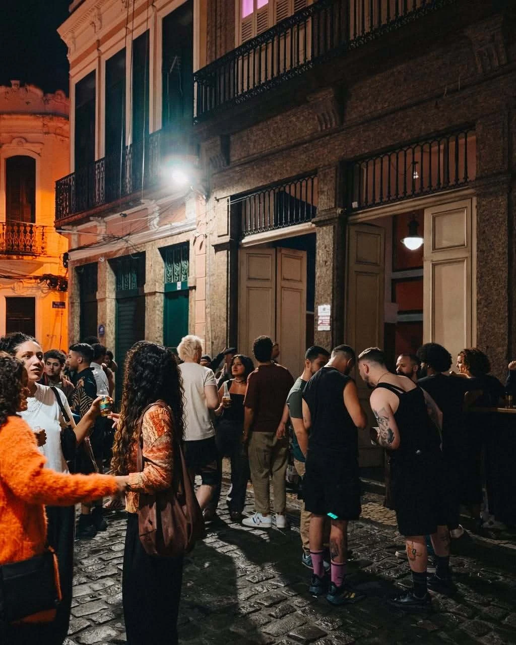 A rua animada com os eventos na Firma