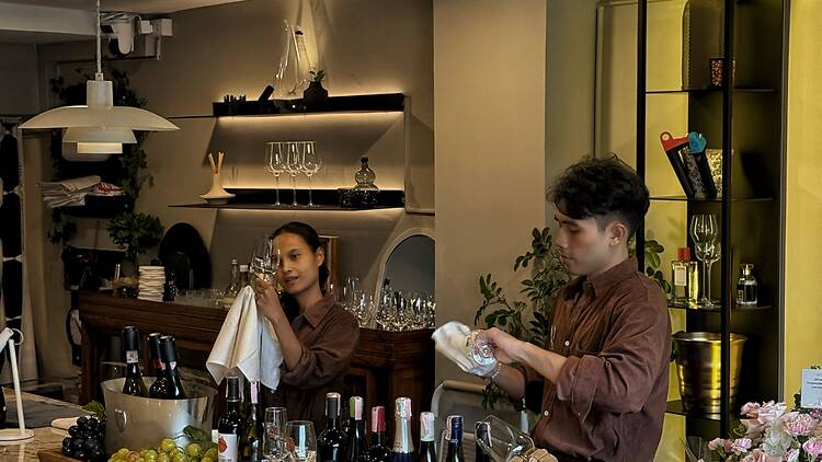 Low Ceiling – Wine Bar Low Ceiling – Wine Bar