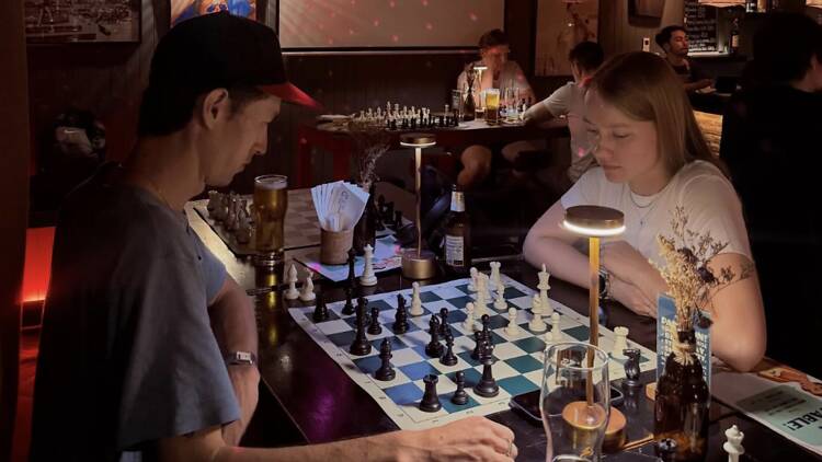 Play chess and meet strangers at Le Café des Stagiaires