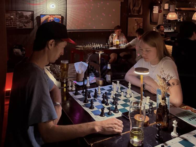 Play chess and meet strangers at Le Café des Stagiaires