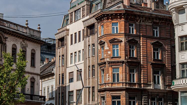 Budapesti lakások, épületek, homlokzatok, régi bérház, utcakép Budapesti lakások, épületek, homlokzatok, régi bérház, utcakép