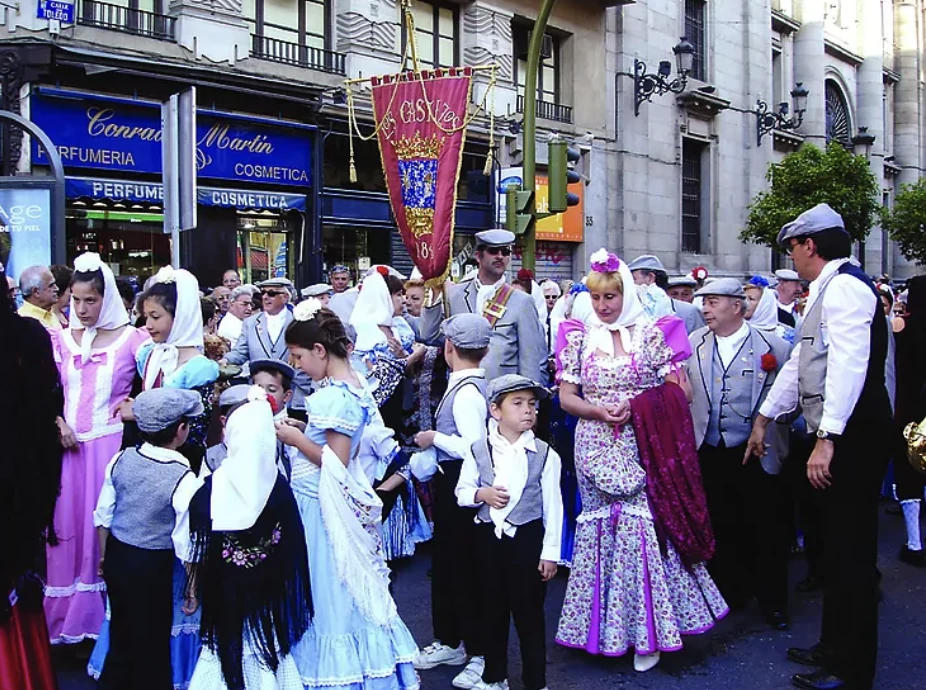 Chulapas y chulapos en las calles de La Latina