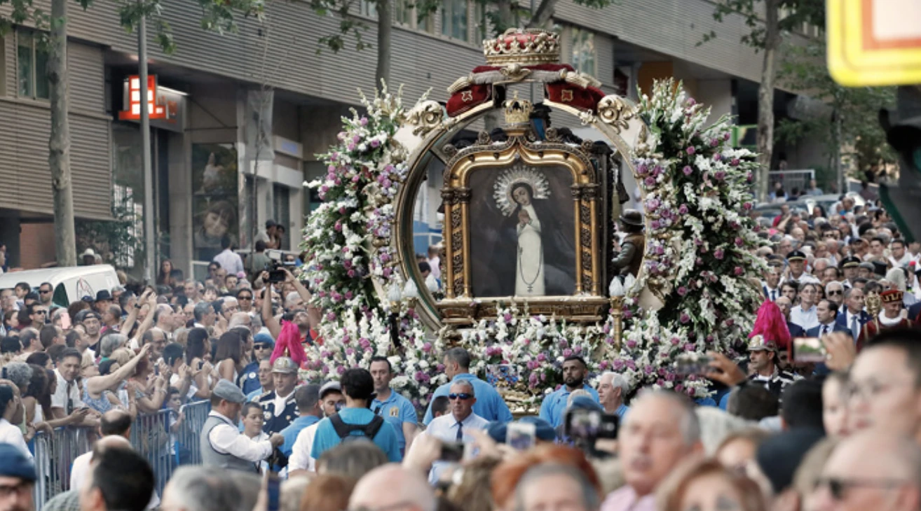 Procesi&oacute;n por las calles de La Latina