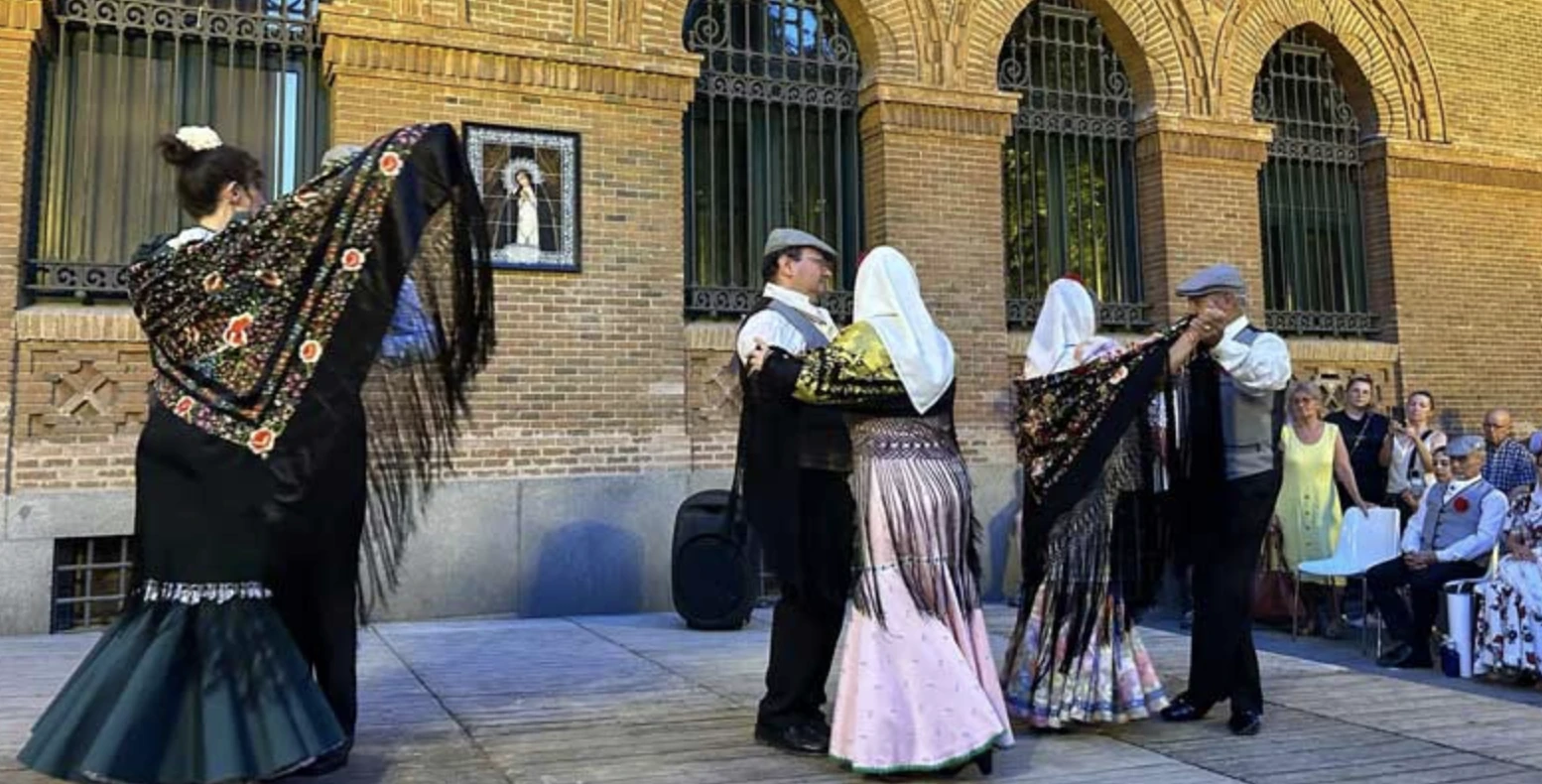 Bailando un chotis durante las fiestas de la Virgen de la Paloma