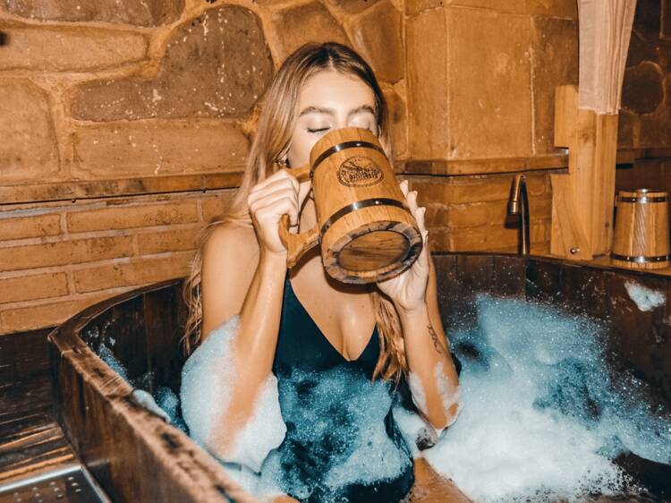 Massagens, jacuzzi e degustações. Já abriu o primeiro spa de cerveja no Porto Massagens, jacuzzi e degustações. Já abriu o primeiro spa de cerveja no Porto