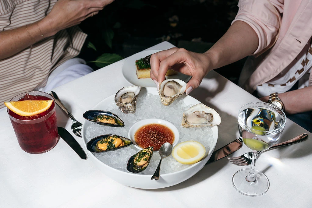Martini and oysters at Recente