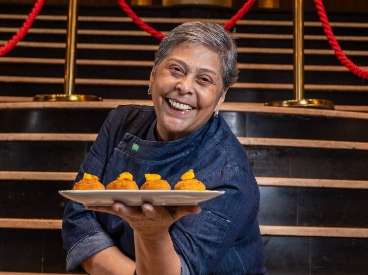 Tem bolinho de feijoada no teatro, sim!