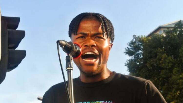Artist Kutlwano Yika singing at a traffic light in Johannesburg Artist Kutlwano Yika singing at a traffic light in Johannesburg