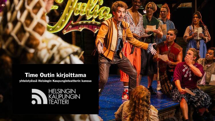 Esiintyjät lavalla ison valokyltin "Julia" edessä eläytymässä.