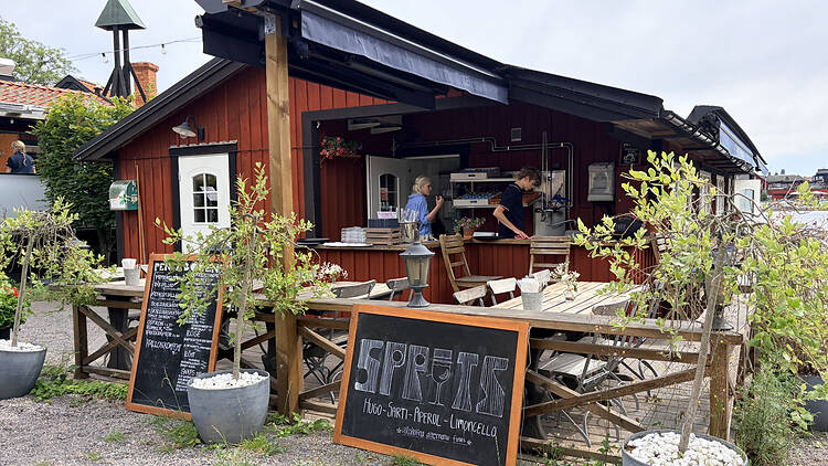Have dinner in the evening sun at Sandhamns Värdshus