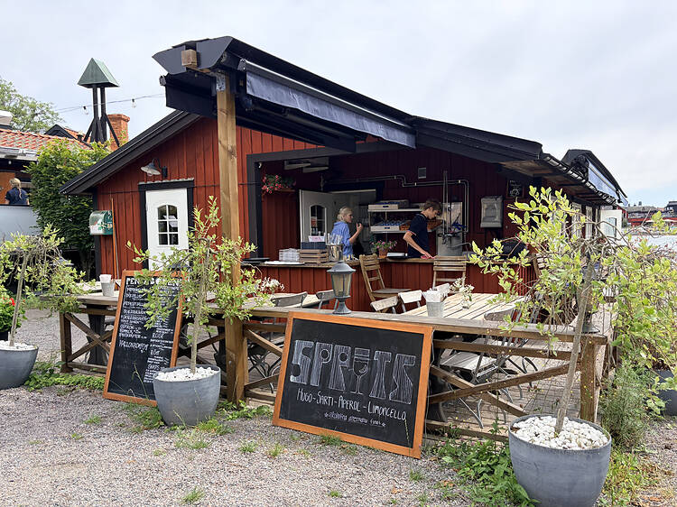 Have dinner in the evening sun at Sandhamns Värdshus
