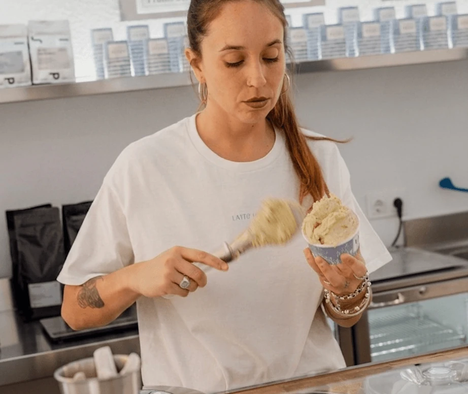 Triana preparando una tarrina en Latto