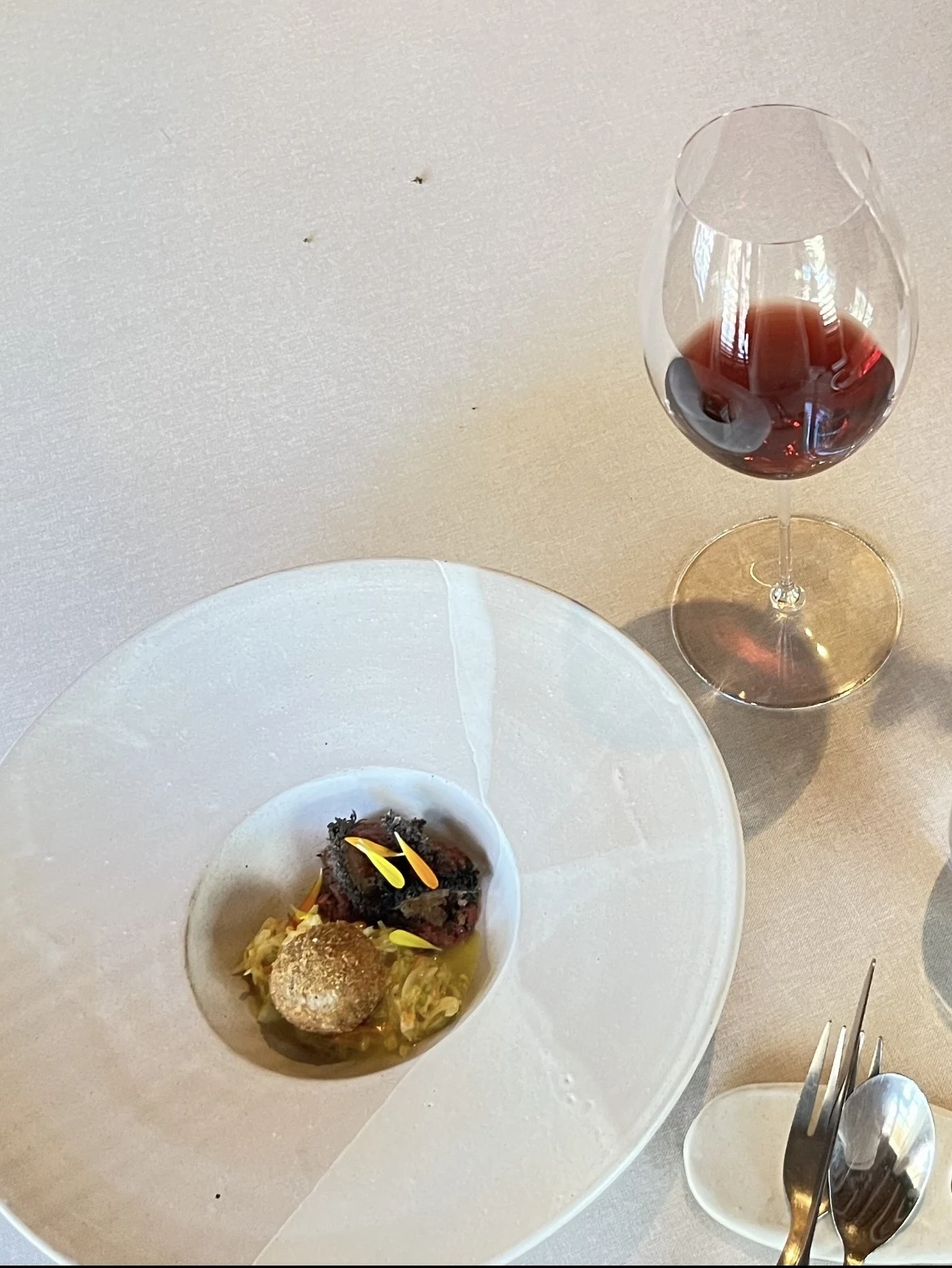 Isigwaqane, una combinación tradicional de frijoles y harina de maíz, se transformó en una crujiente croqueta para el menú MATRIARCAS.