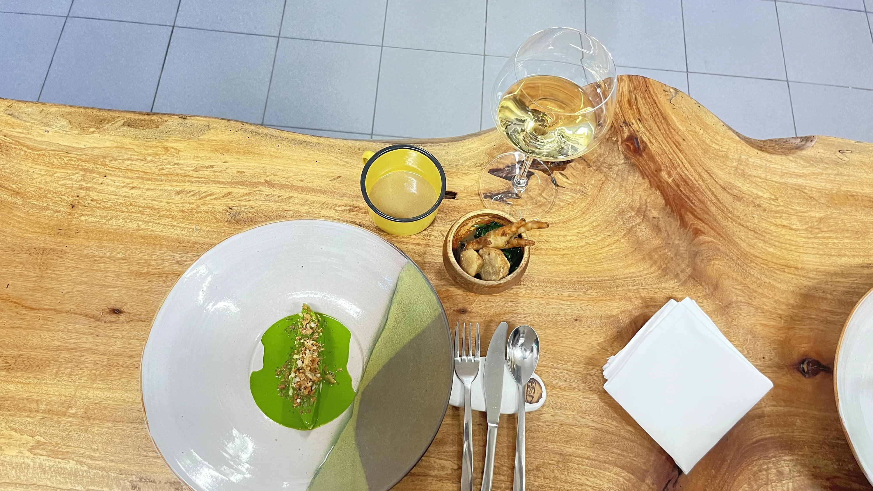 El imfino, o verduras de hojas verdes, se preparaba de dos maneras, incluida una versión marchitada al fuego inspirada en la cocina tradicional de Gogo Thandi Mchunu.