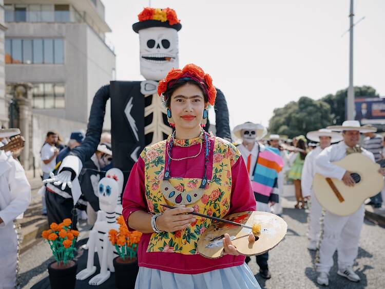 Cortejo dos Trajes de Papel vai colorir a Foz em edição recorde. “É uma das tradições mais criativas do nosso país” Cortejo dos Trajes de Papel vai colorir a Foz em edição recorde. “É uma das tradições mais criativas do nosso país”