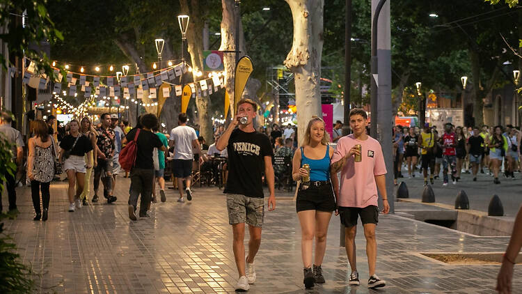 Arístides Villanueva: una caminata por la avenida más vibrante