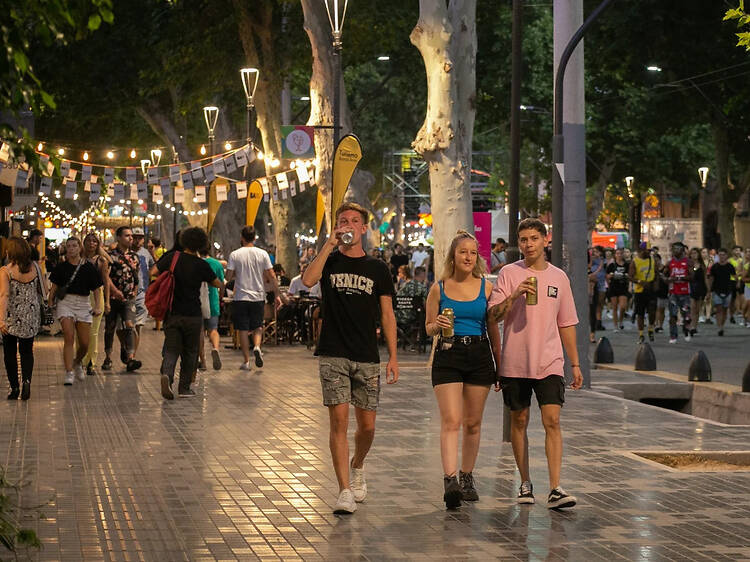 Arístides Villanueva: una caminata por la avenida más vibrante