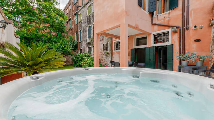 Best Airbnb with a hot tub: Home with garden Best Airbnb with a hot tub: Home with garden