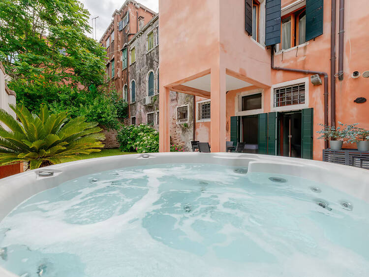 Best Airbnb with a hot tub: Home with garden Best Airbnb with a hot tub: Home with garden
