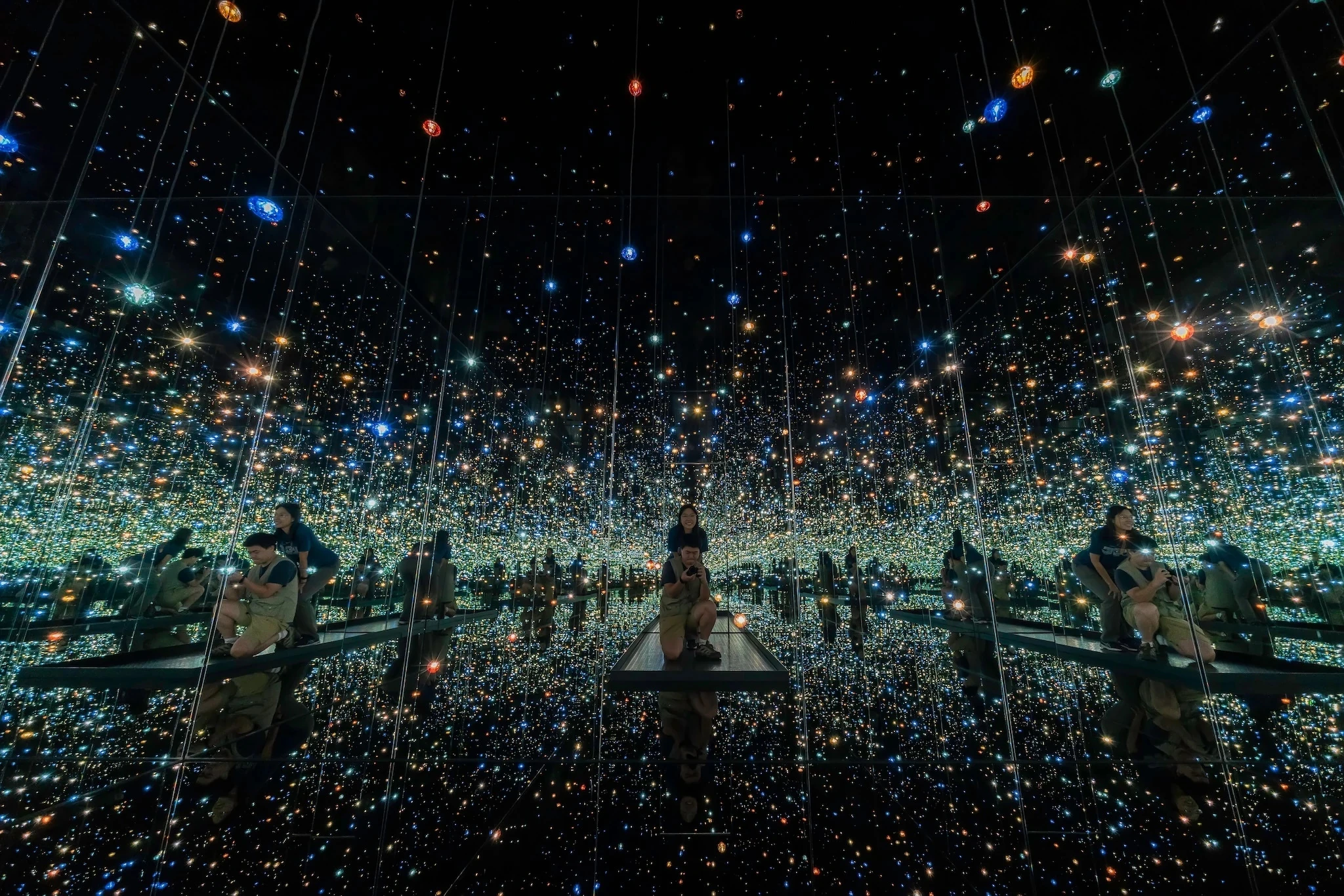 Instal&middot;laci&oacute; art&iacute;stica interactiva The Obliteration Room de l'artista Yayoi Kusama exposada al Museu Yayoi Kusama