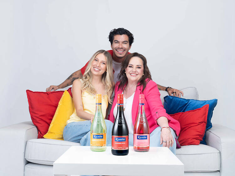 ¿Tomar vino es de tía o de chava? Así está cambiando la forma de brindar