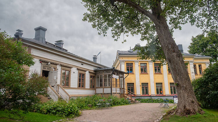 Meilahden kartano ulkoa päin kuvattuna, suuri puu etualalla Meilahden kartano ulkoa päin kuvattuna, suuri puu etualalla