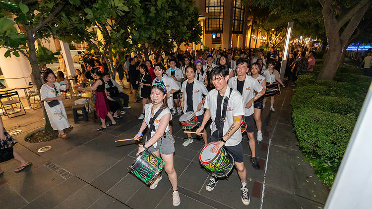 Catch entertainment along the waterfront at Singapore River Festival Catch entertainment along the waterfront at Singapore River Festival