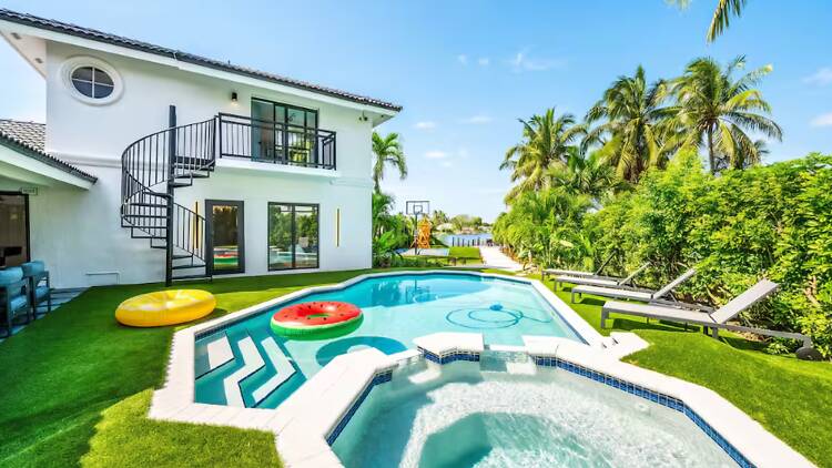 Best for large luxury retreats: The lakeside mansion in West End