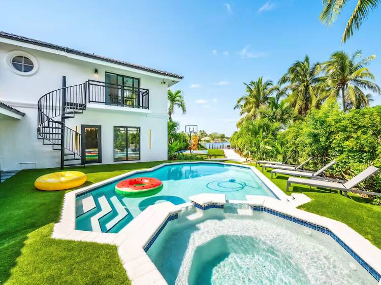 Best for large luxury retreats: The lakeside mansion in West End