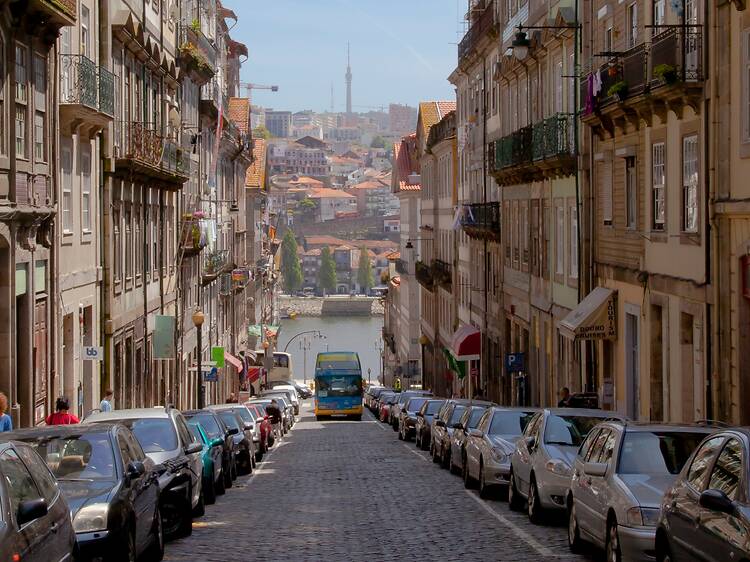 Rua de São João torna-se numa rua viva, com música, vinho e petiscos Rua de São João torna-se numa rua viva, com música, vinho e petiscos