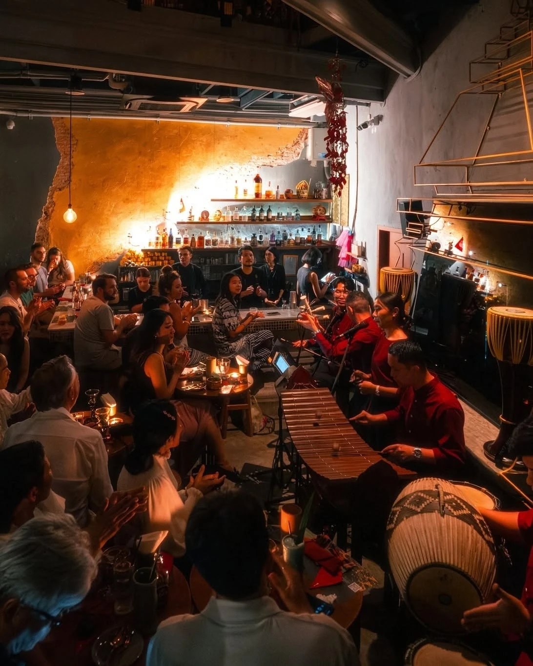 Traditional live music at Tep Bar, Bangkok