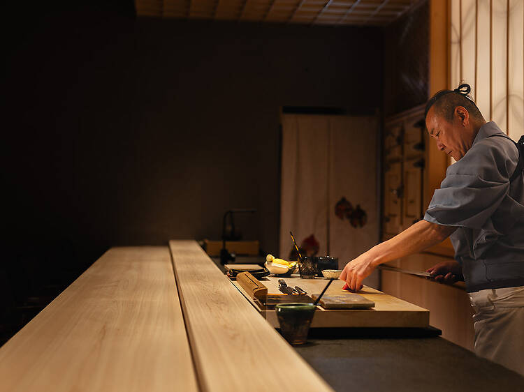 Bem-vindo, Hikari. Neste omakase, a cultura gastronómica japonesa é servida ao balcão Bem-vindo, Hikari. Neste omakase, a cultura gastronómica japonesa é servida ao balcão