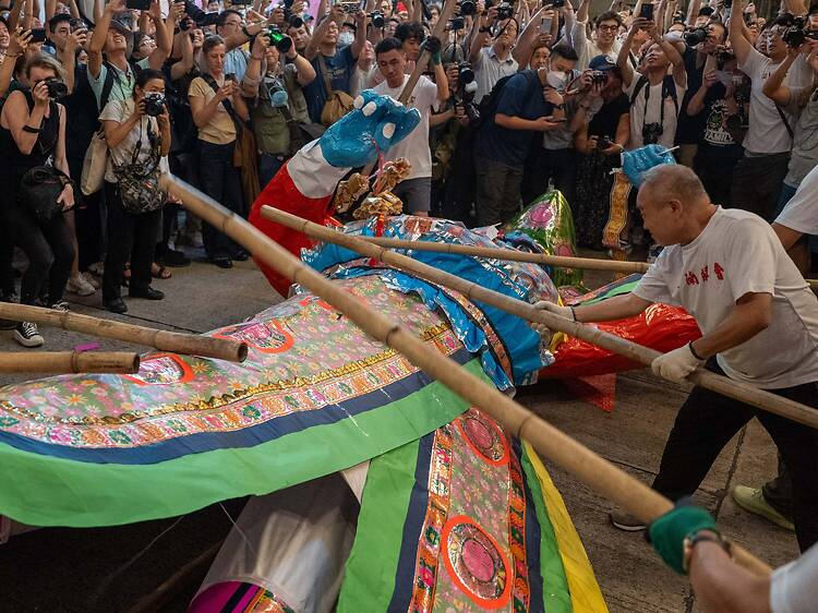 上環卅間街坊盂蘭勝會2026回歸士丹頓街「行朝」巡遊、誦經祈福、打大士王傳統儀式