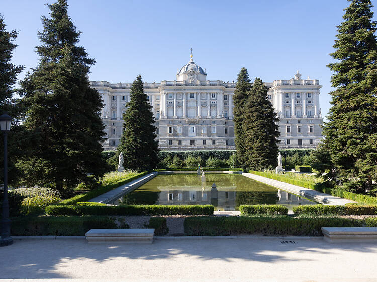 Estos preciosos jardines de Madrid se convierten en una pasarela al atardecer: así será el gran desfile de moda con el Palacio Real de fondo Estos preciosos jardines de Madrid se convierten en una pasarela al atardecer: así será el gran desfile de moda con el Palacio Real de fondo