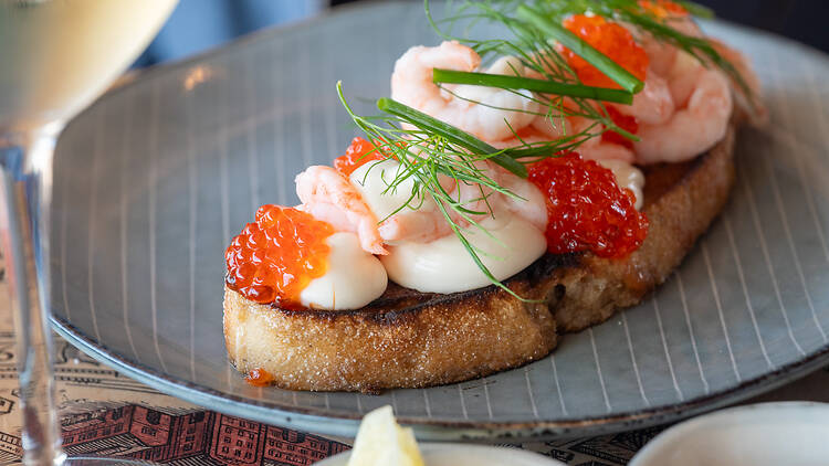 Skagen leipä Ariel ravintolassa harmaalla lautasella