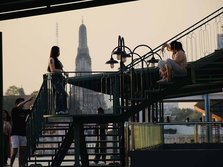 Browse art, live painting and river views at Yodpiman River Walk