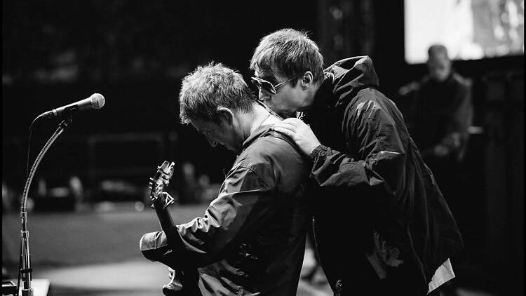 Liam et Noël Gallagher pendant un concert au Japon Liam et Noël Gallagher pendant un concert au Japon