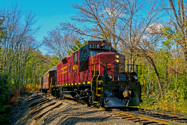 This vintage leaf-peeping train is transforming into a 1920s-style cocktail speakeasy for fall