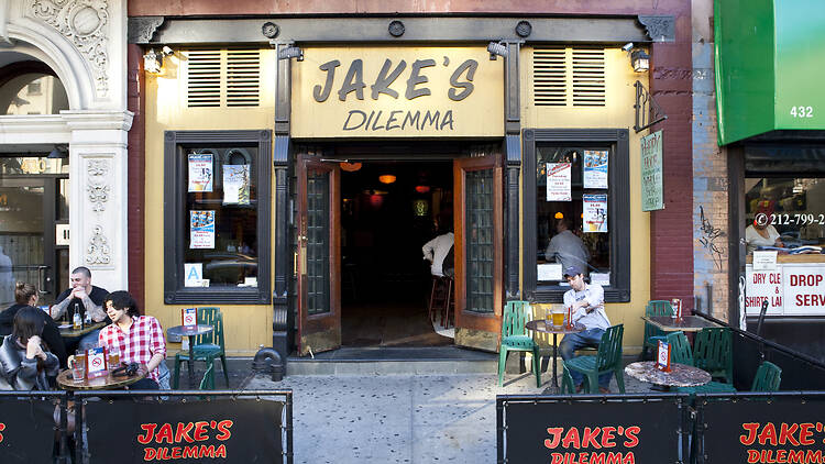 This famous Upper West Side bar—a local favorite for beer and football—is closing after 32 years next month