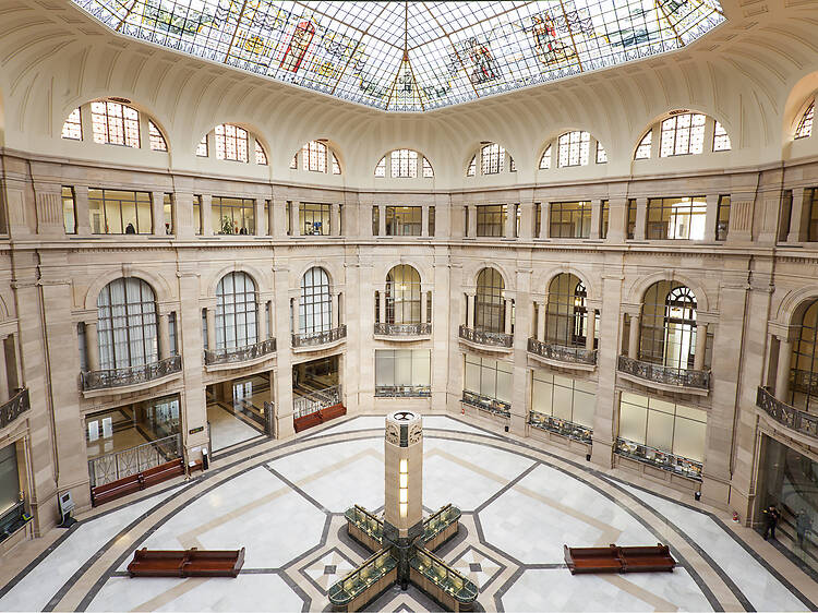 Vuelven las visitas guiadas gratis al Banco de España: cómo conseguir las efímeras entradas a uno de los edificios más emblemáticos e inaccesibles de Madrid