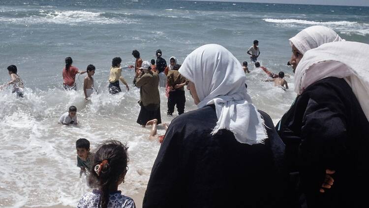 Joss Dray, Première sortie à la mer des enfants du camp de réfugiés de Khan Younès, sud de la bande de Gaza, 1995. Photothèque de l'IMA. 