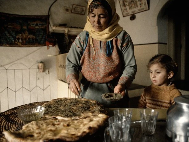 Joss Dray, Pain traditionnel au zaatar, Al-Mazra'a ash-Sharqiya, 1988. Phototh&egrave;que de l'IMA. 