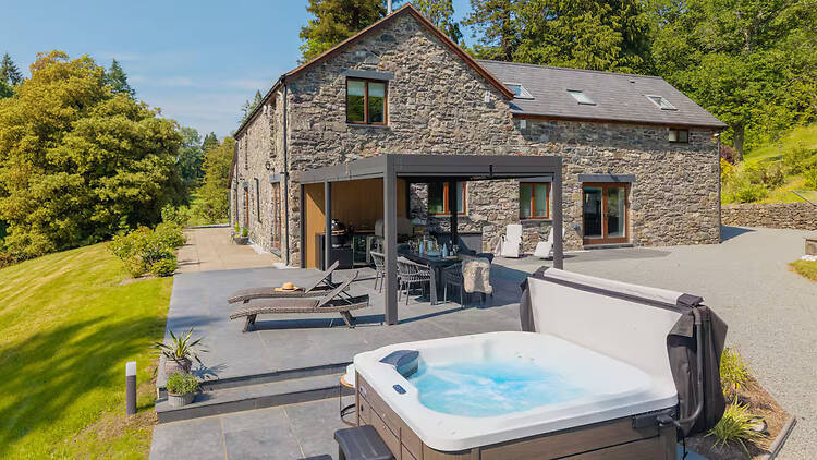 Best with a hot tub: Coach house near Snowdonia Best with a hot tub: Coach house near Snowdonia