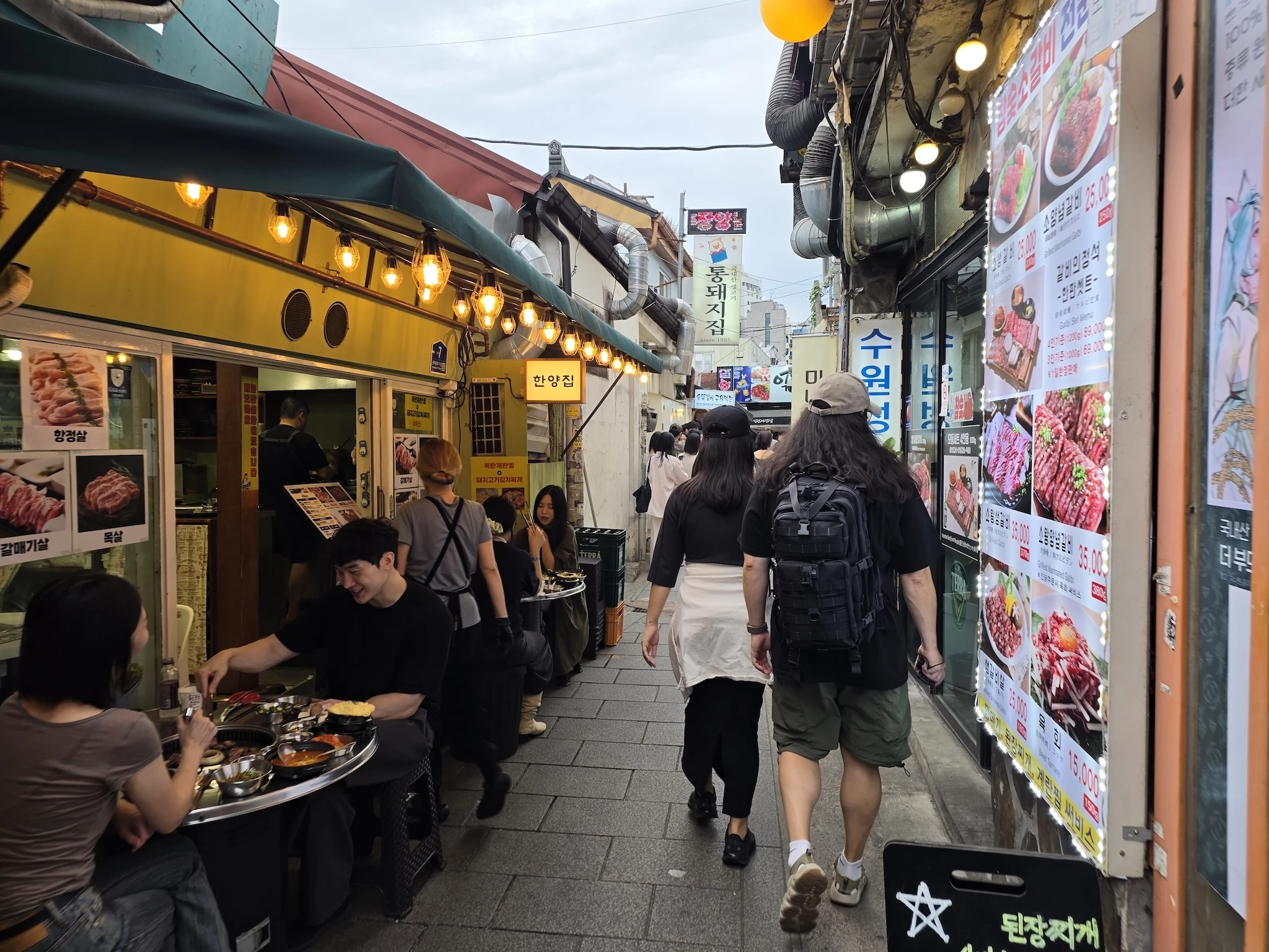 People eating in Jongno 3-ga, Seoul
