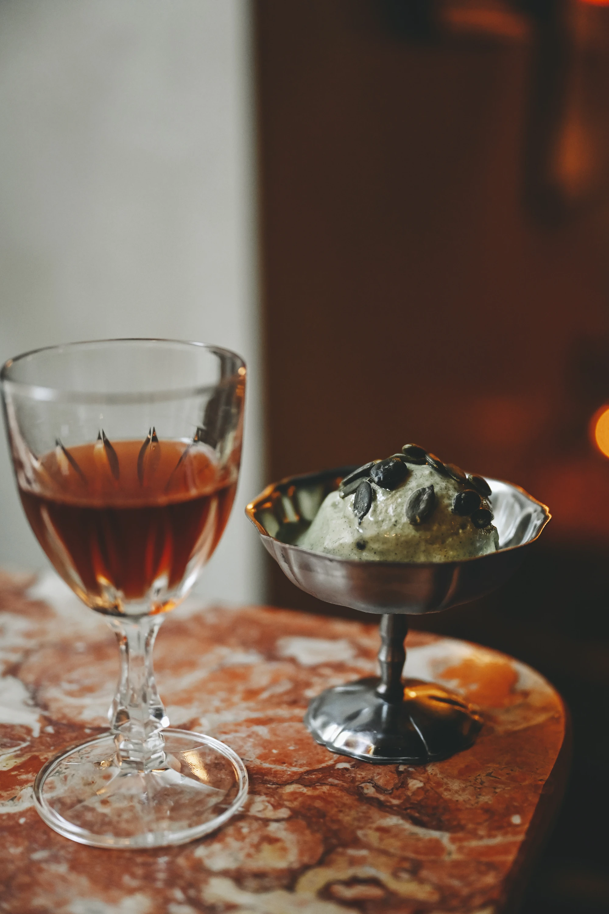 Gelato de sementes de ab&oacute;bora tostadas e copo de Mirto, licor tradicional da Sardenha, no Mammarua