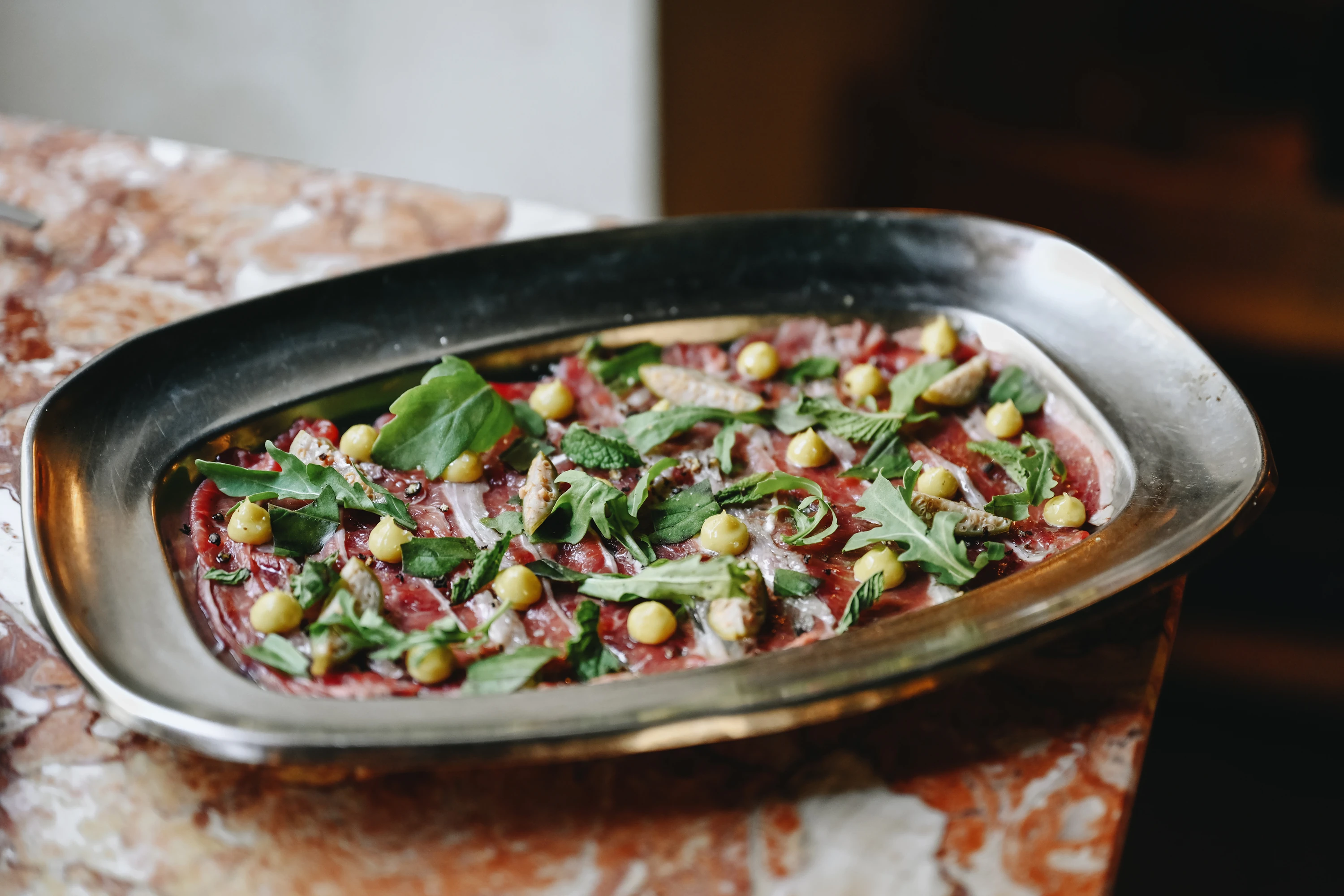 Carpaccio de borrego com molho de anchovas no Mammarua