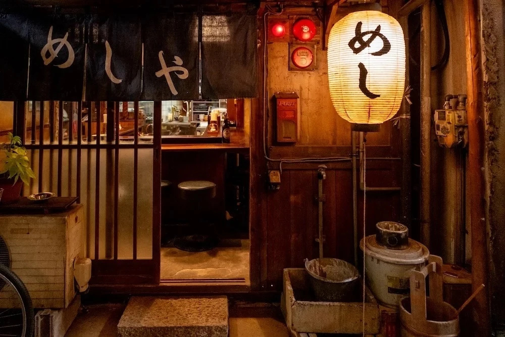 『深夜食堂』と『かもめ食堂』展　フードスタイリスト・飯島奈美さん20年の仕事と