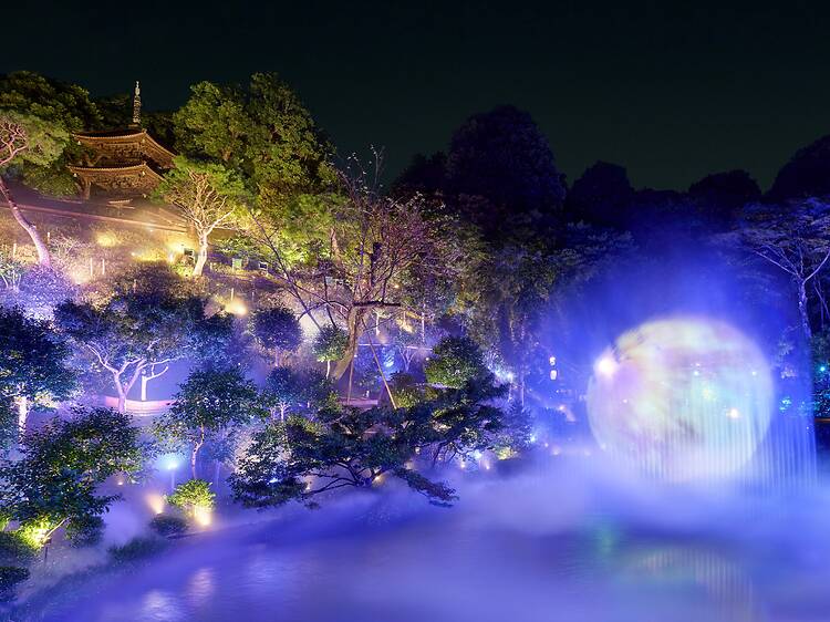 Hotel Chinzanso Tokyo’s Sea of Clouds installation features a magical full moon